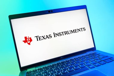 Prag, Çek Cumhuriyeti - 08 01 2025: Texas Instruments logosunu gösteren dizüstü bilgisayarın yakın görüntüsü. Texas Instruments yarı iletken ve elektronik üreten bir şirket..