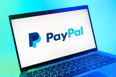 Prag, Çek Cumhuriyeti - 08 01 2025: PayPal logosunu gösteren dizüstü bilgisayarın yakın görüntüsü. PayPal çevrimiçi ödemeler ve para transferleri için bir platformdur.