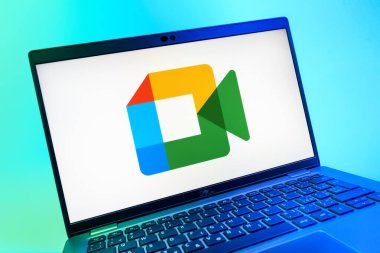 Prag, Çek Cumhuriyeti - 08 01 2025: Google Meet logosunu gösteren dizüstü bilgisayarın yakın görüntüsü. Google Meet video toplantıları ve çevrimiçi işbirliği için bir platformdur.