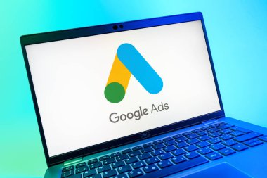 Prag, Çek Cumhuriyeti - 08 01 2025: Google Ads logosunu gösteren dizüstü bilgisayarın yakın görüntüsü. Google Reklamları, çevrimiçi reklamlar yaratmak ve yönetmek için bir platformdur.