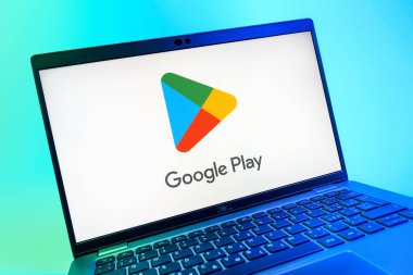 Prag, Çek Cumhuriyeti - 08 01 2025: Google Play logosunu gösteren dizüstü bilgisayarın yakın görüntüsü. Google Play uygulamaları, oyunları ve dijital içeriği indirmek için bir platformdur.