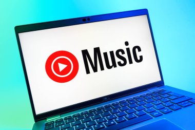 Prag, Çek Cumhuriyeti - 08 01 2025: Youtube Müzik logosunu gösteren dizüstü bilgisayarın yakın görüntüsü. Youtube Music müzik için bir platformdur..