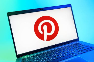 Prag, Çek Cumhuriyeti - 08 01 2025: Pinterest logosunu gösteren dizüstü bilgisayarın yakın görüntüsü. Pinterest fikirleri görsel olarak keşfetmek ve kaydetmek için bir platformdur..