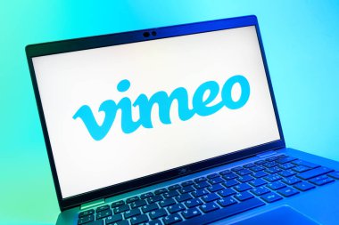 Prag, Çek Cumhuriyeti - 08 01 2025: Vimeo logosunu gösteren dizüstü bilgisayarın yakın görüntüsü. Vimeo, yüksek kaliteli video sunucu ve paylaşımı için bir platformdur.
