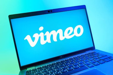 Prag, Çek Cumhuriyeti - 08 01 2025: Vimeo logosunu gösteren dizüstü bilgisayarın yakın görüntüsü. Vimeo, yüksek kaliteli video sunucu ve paylaşımı için bir platformdur.