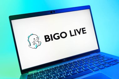 Prag, Çek Cumhuriyeti - 08 01 2025: Bigo Live logosunu gösteren dizüstü bilgisayarın yakın görüntüsü. Bigo Live canlı yayın ve sosyal etkileşim için bir platformdur.