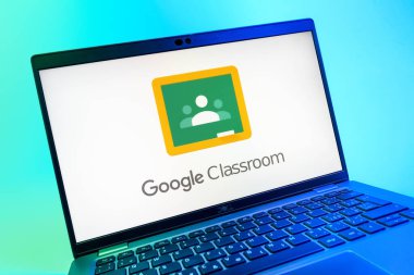 Prag, Çek Cumhuriyeti - 08 01 2025: Google Sınıfı logosunu gösteren dizüstü bilgisayarın yakın görüntüsü. Google Sınıfı, sınıfları ve eğitim içeriğini yönetmek için bir platformdur.