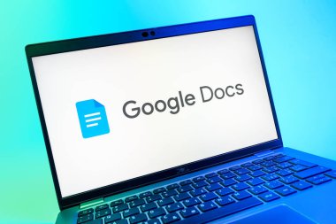 Prag, Çek Cumhuriyeti - 08 01 2025: Google Docs logosunu gösteren dizüstü bilgisayarın yakın görüntüsü. Google Docs metin belgeleri oluşturmak ve düzenlemek için bir platformdur.