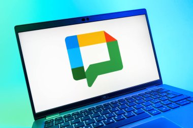 Prag, Çek Cumhuriyeti - 08 01 2025: Google Chat logosunu gösteren dizüstü bilgisayarın yakın görüntüsü. Google Chat mesajlaşma ve takım işbirliği için bir platformdur.