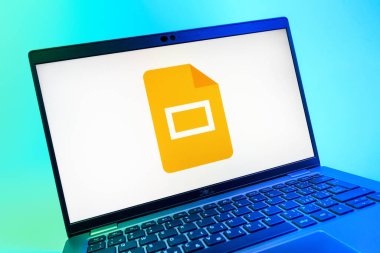 Prag, Çek Cumhuriyeti - 08 01 2025: Google Slides logosunu gösteren dizüstü bilgisayarın yakın görüntüsü. Google Slides sunumlar ve slayt gösterileri oluşturmak için bir platformdur.