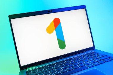 Prag, Çek Cumhuriyeti - 08 01 2025: Google One logosunu gösteren dizüstü bilgisayarın yakın görüntüsü. Google 1 bulut depolama ve abonelik hizmetleri için bir platformdur.