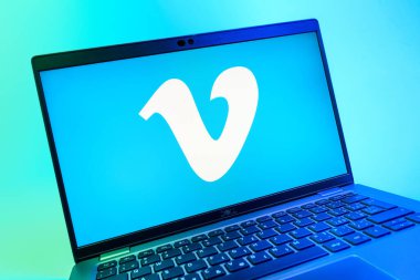 Prag, Çek Cumhuriyeti - 08 01 2025: Vimeo logosunu gösteren dizüstü bilgisayarın yakın görüntüsü. Vimeo, yüksek kaliteli video sunucu ve paylaşımı için bir platformdur.