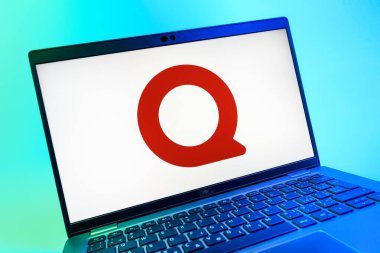 Prag, Çek Cumhuriyeti - 08 01 2025: Quora logosunu gösteren dizüstü bilgisayarın yakın görüntüsü. Quora soru sormak ve bilgi paylaşmak için bir platformdur..