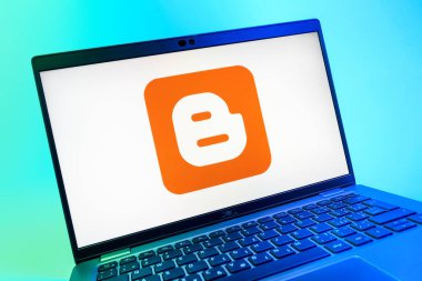 Prag, Çek Cumhuriyeti - 08 01 2025: Blogger logosunu gösteren dizüstü bilgisayarın yakın görüntüsü. Blogger blog oluşturma ve yayınlama için bir platformdur.