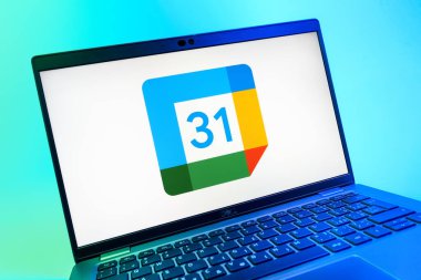 Prag, Çek Cumhuriyeti - 08 01 2025: Google Takvim logosunu gösteren dizüstü bilgisayarın yakın görüntüsü. Google Takvimi olayları zamanlamak ve yönetmek için bir platformdur.