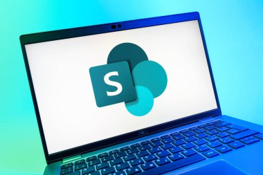 Prag, Çek Cumhuriyeti - 08 01 2025: Microsoft Sharepoint logosunu gösteren dizüstü bilgisayarın yakın görüntüsü. Microsoft Sharepoint işbirliği ve belge yönetimi için bir platformdur.