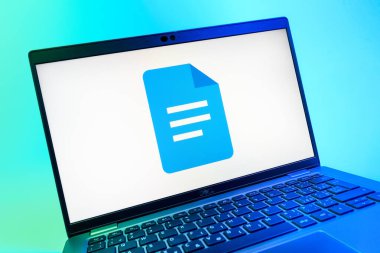 Prag, Çek Cumhuriyeti - 08 01 2025: Google Docs logosunu gösteren dizüstü bilgisayarın yakın görüntüsü. Google Docs metin belgeleri oluşturmak ve düzenlemek için bir platformdur.