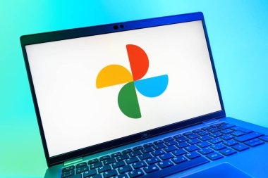 Prag, Çek Cumhuriyeti - 08 01 2025: Google Photos logosunu gösteren dizüstü bilgisayarın yakın görüntüsü. Google Fotoğrafları fotoğraf ve videoları saklamak ve düzenlemek için bir platformdur.