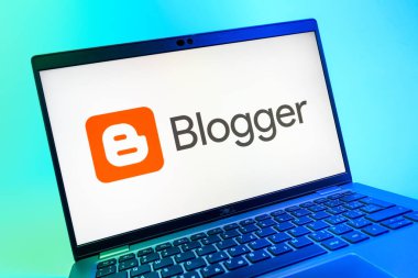 Prag, Çek Cumhuriyeti - 08 01 2025: Blogger logosunu gösteren dizüstü bilgisayarın yakın görüntüsü. Blogger blog oluşturma ve yayınlama için bir platformdur.