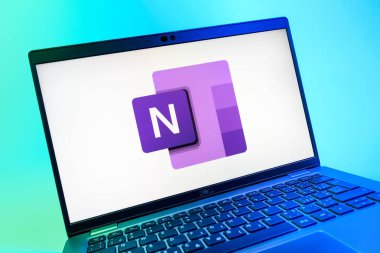 Prag, Çek Cumhuriyeti - 08 01 2025: Microsoft OneNote logosunu gösteren dizüstü bilgisayarın yakın görüntüsü. Microsoft OneNote not almak ve düzenlemek için bir platformdur.
