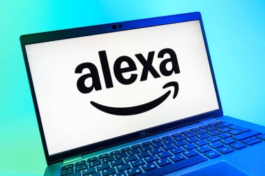 Prag, Çek Cumhuriyeti - 08 01 2025: Alexa logosunu gösteren dizüstü bilgisayarın yakın görüntüsü. Alexa akıllı aygıtlar ve servisler için ses asistanıdır.