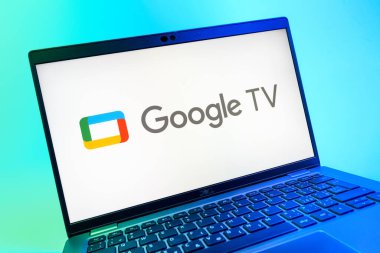 Prag, Çek Cumhuriyeti - 08 01 2025: Google TV logosunu gösteren dizüstü bilgisayarın yakın görüntüsü. Google TV film, program ve uygulamalar için bir platformdur..