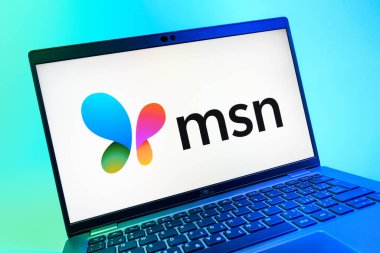 Prag, Çek Cumhuriyeti - 08 01 2025: MSN logosunu gösteren dizüstü bilgisayarın yakın görüntüsü. MSN haber, e-posta ve çevrimiçi hizmetler için bir platformdur.
