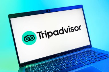 Prag, Çek Cumhuriyeti - 08 01 2025: TripDanışman logosunu gösteren dizüstü bilgisayarın yakın görüntüsü. Seyahat danışmanı seyahat değerlendirmeleri, rezervasyonlar ve tavsiyeler için bir platformdur..