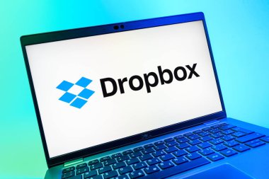 Prag, Çek Cumhuriyeti - 08 01 2025: Dropbox logosunu gösteren dizüstü bilgisayarın yakın görüntüsü. Dropbox bulut depolama ve dosya paylaşımı için bir platformdur.