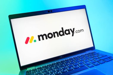 Prag, Çek Cumhuriyeti - 08 01 2025: Monday.com logosunu gösteren dizüstü bilgisayarın yakın görüntüsü. Monday.com proje yönetimi ve takım işbirliği için bir platformdur.