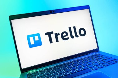 Prag, Çek Cumhuriyeti - 08 01 2025: Trello logosunu gösteren dizüstü bilgisayarın yakın görüntüsü. Trello, tahta ve görevleri kullanarak proje yönetimi için bir platformdur.