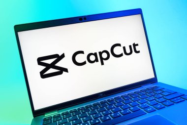 Prag, Çek Cumhuriyeti - 08 01 2025: CapCut logosunu gösteren dizüstü bilgisayarın yakın görüntüsü. CapCut video düzenleme ve oluşturma için bir platformdur.