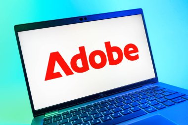 Prag, Çek Cumhuriyeti - 08 01 2025: Adobe logosunu gösteren dizüstü bilgisayarın yakın görüntüsü. Adobe yaratıcı araçlar ve hizmetler sunan bir yazılım şirketidir..
