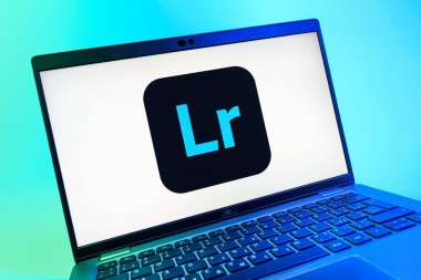 Prag, Çek Cumhuriyeti - 08 01 2025: Lightroom logosunu gösteren dizüstü bilgisayarın yakın görüntüsü. Lightroom fotoğraf düzenleme ve yönetim için bir yazılımdır..