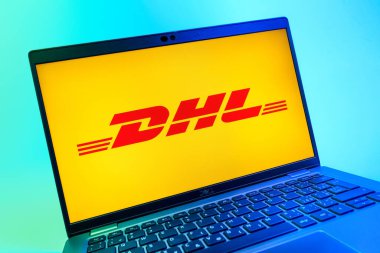 Prag, Çek Cumhuriyeti - 08 01 2025: DHL logosunu gösteren dizüstü bilgisayarın yakın görüntüsü. DHL uluslararası nakliye hizmeti sunan bir lojistik şirketidir..