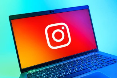 Prag, Çek Cumhuriyeti - 08 01 2025: Instagram logosunu gösteren dizüstü bilgisayarın yakın görüntüsü. Instagram fotoğraf ve video paylaşımı için bir sosyal medya platformudur..