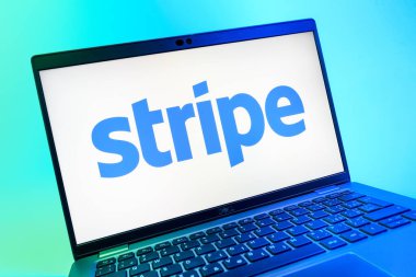 Prag, Çek Cumhuriyeti - 08 01 2025: Çizgili logoyu gösteren dizüstü bilgisayarın yakın görüntüsü. Stripe çevrimiçi ödeme işlemleri ve işlemleri için bir platformdur.
