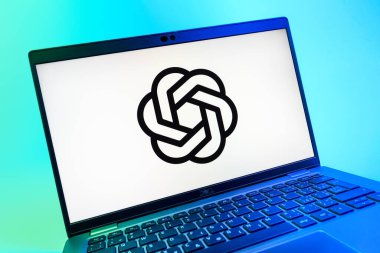 Prag, Çek Cumhuriyeti - 08 01 2025: OpenAI logosunu gösteren dizüstü bilgisayarın yakın görüntüsü. OpenAI, yapay zeka modelleri ve uygulamaları geliştiren bir platformdur..