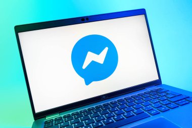 Prag, Çek Cumhuriyeti - 08 01 2025: Messenger logosunu gösteren dizüstü bilgisayarın yakın görüntüsü. Haberci Facebook 'ta mesajlaşma ve sohbet için bir platformdur.