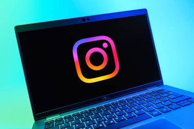 Prag, Çek Cumhuriyeti - 08 01 2025: Instagram logosunu gösteren dizüstü bilgisayarın yakın görüntüsü. Instagram fotoğraf ve video paylaşımı için bir sosyal medya platformudur..