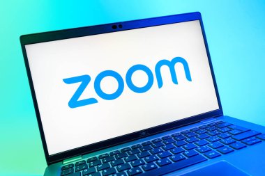 Prag, Çek Cumhuriyeti - 08 01 2025: Zoom logosunu gösteren dizüstü bilgisayarın yakın görüntüsü. Zoom video toplantıları ve çevrimiçi işbirliği için bir platform.
