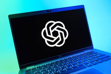 Prag, Çek Cumhuriyeti - 08 01 2025: OpenAI logosunu gösteren dizüstü bilgisayarın yakın görüntüsü. OpenAI, yapay zeka modelleri ve uygulamaları geliştiren bir platformdur..