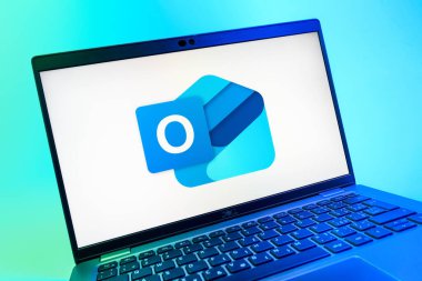Prag, Çek Cumhuriyeti - 08 01 2025: Outlook logosunu gösteren dizüstü bilgisayarın yakın görüntüsü. Outlook iletileri göndermek ve yönetmek için bir e- posta platformudur.