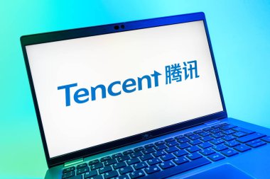 Prag, Çek Cumhuriyeti - 08 01 2025: Tencent logosunu gösteren dizüstü bilgisayarın yakın görüntüsü. Tencent internet hizmetleri ve oyunlar sağlayan bir teknoloji şirketidir..