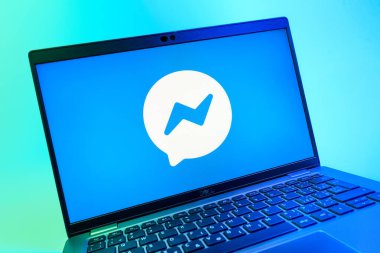 Prag, Çek Cumhuriyeti - 08 01 2025: Messenger logosunu gösteren dizüstü bilgisayarın yakın görüntüsü. Haberci Facebook 'ta mesajlaşma ve sohbet için bir platformdur.