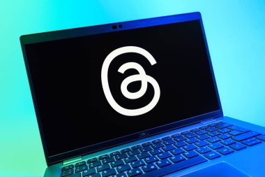 Prag, Çek Cumhuriyeti - 08 01 2025: İp logosunu gösteren dizüstü bilgisayarın yakın görüntüsü. Tartışmalar, kısa gönderileri ve güncellemeleri paylaşmak için bir sosyal medya platformudur.