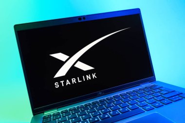 Prag, Çek Cumhuriyeti - 08 01 2025: Starlink logosunu gösteren dizüstü bilgisayarın yakın görüntüsü. Starlink küresel bağlantı sağlayan bir uydu internet hizmetidir.