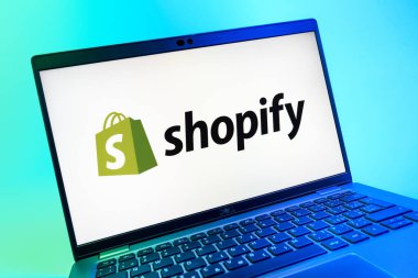 Prag, Çek Cumhuriyeti - 08 01 2025: Shopify logosunu gösteren dizüstü bilgisayarın yakın görüntüsü. Shopify çevrimiçi mağazalar oluşturmak ve yönetmek için bir platformdur.