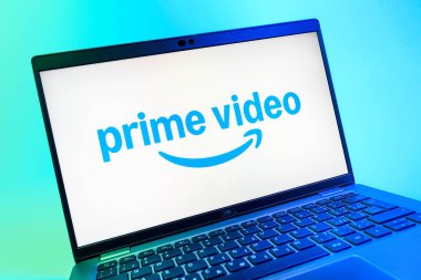 Prag, Çek Cumhuriyeti - 08 01 2025: Prime video logosunu gösteren dizüstü bilgisayarın yakın görüntüsü. Asal video, filmler ve TV programları için bir yayın platformudur..