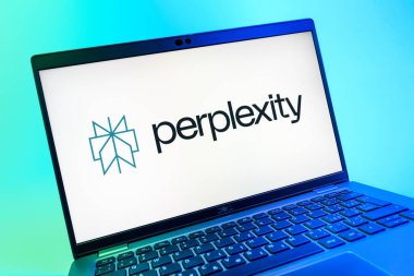 Prag, Çek Cumhuriyeti - 08 01 2025: Perplexity logosunu gösteren dizüstü bilgisayarın yakın görüntüsü. Karışıklık yapay zeka destekli bir arama ve soru cevaplama platformudur.